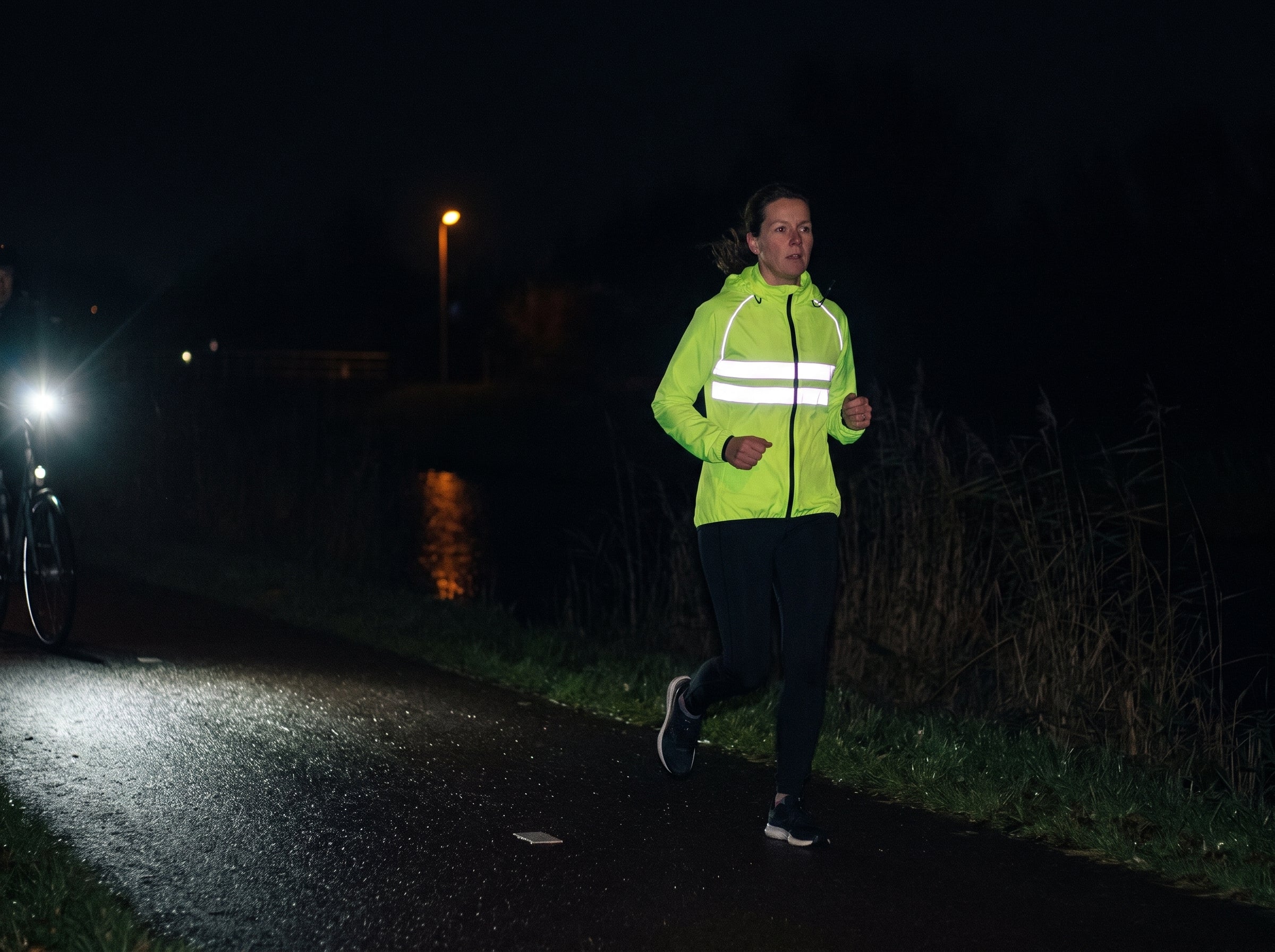 Hardlopen op een onverlicht fietspad