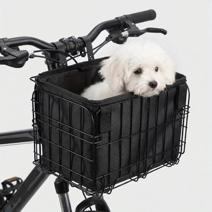 Fietsmand voor met hond tegen lichte achtergrond
