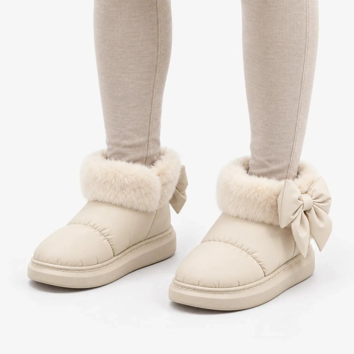 Gevoerde winterlaarzen dames in crème – productfoto op wit