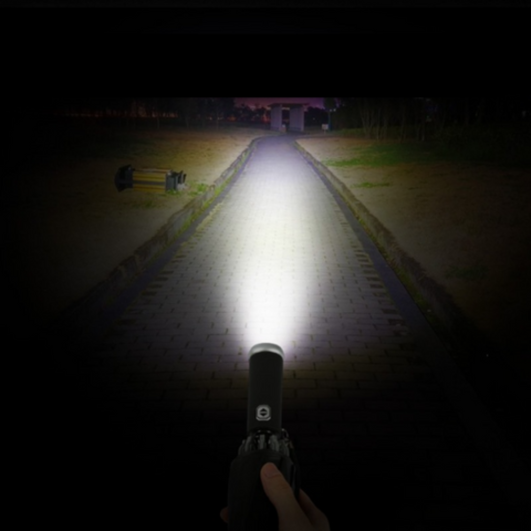 LED-lampje in de handgreep van de paraplu verlicht een donker pad