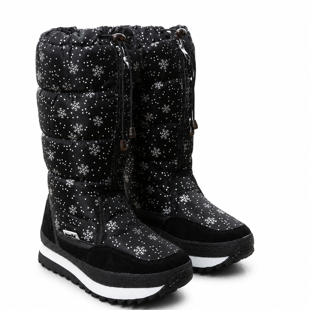 Snowboots dames in zwart – hoge winterlaarzen met sneeuwvlokprint, trekkoord en rits, paar schuin van voren