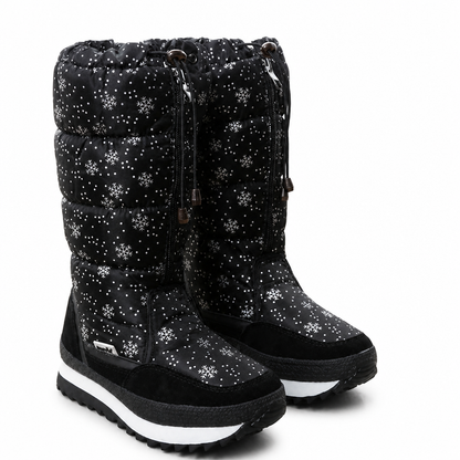 Snowboots dames in zwart – hoge winterlaarzen met sneeuwvlokprint, trekkoord en rits, paar schuin van voren