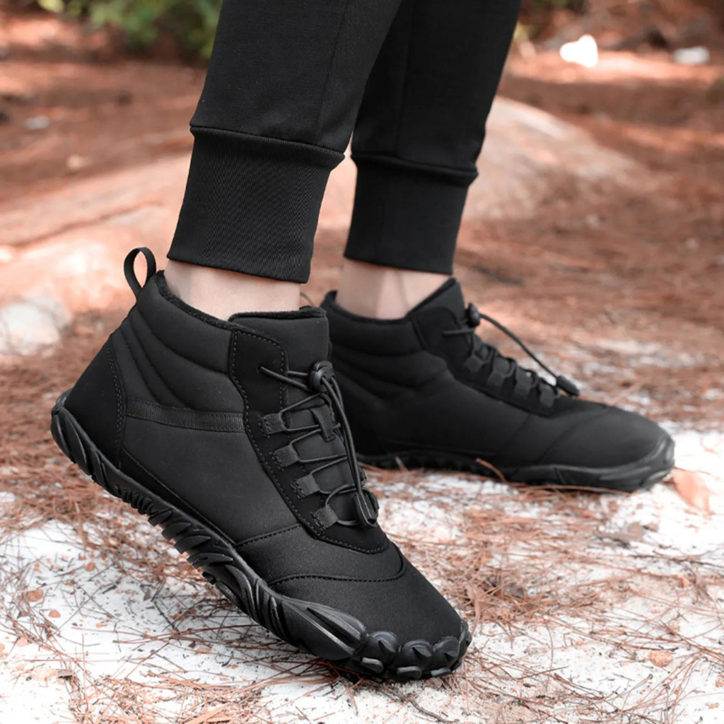 Barefoot schoenen winter gedragen op een bospad