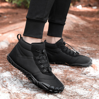 Barefoot schoenen winter gedragen op een bospad