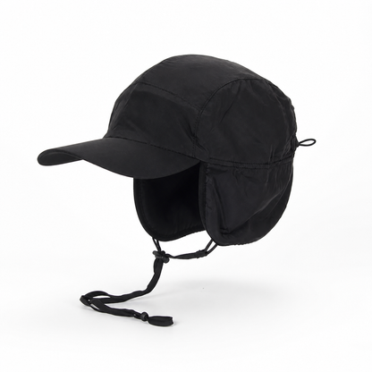 Pet met oorkleppen in zwart – wintermuts met klep, fleecevoering en kinband, productfoto