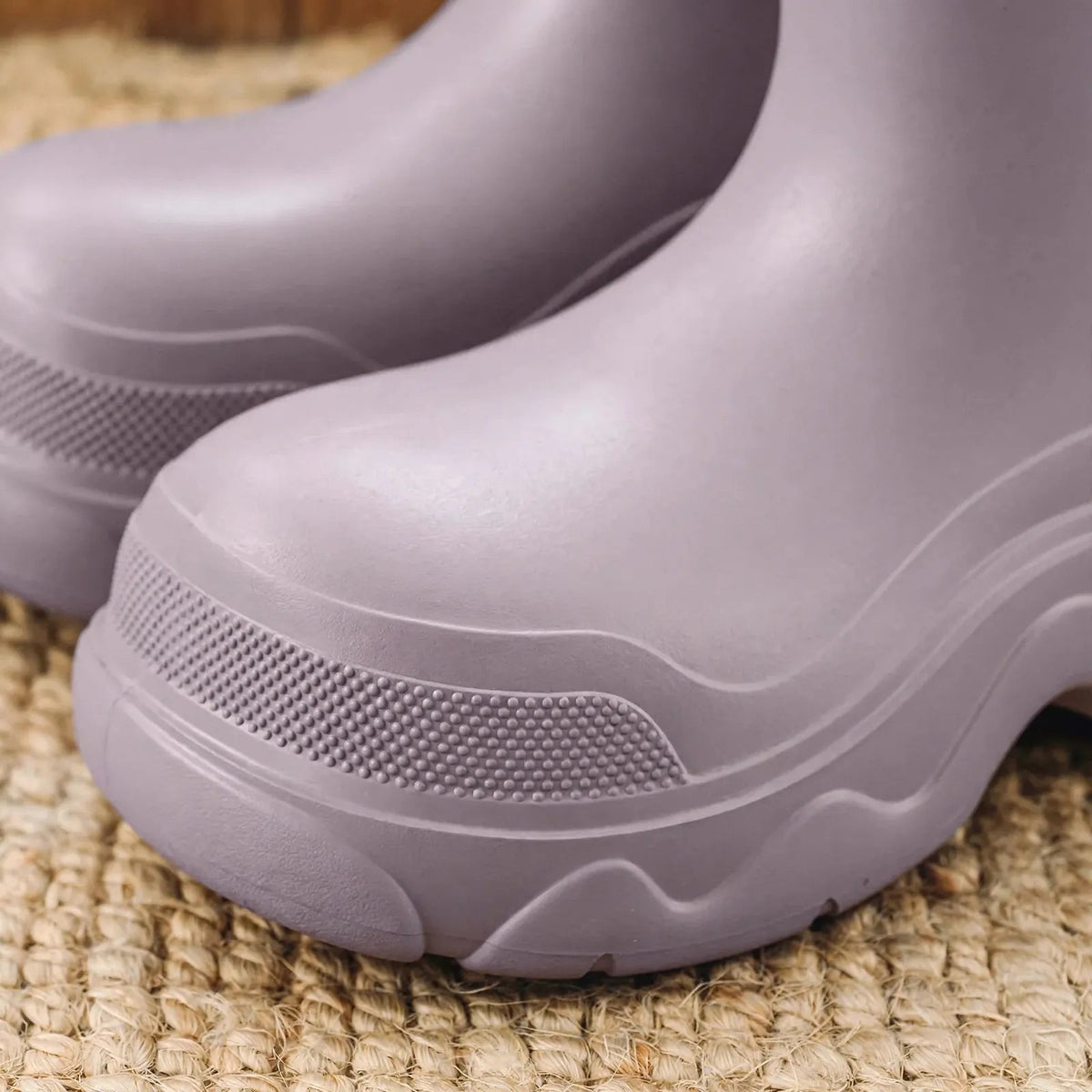 Korte regenlaarzen dames – close-up van neus en plateauzool in lila