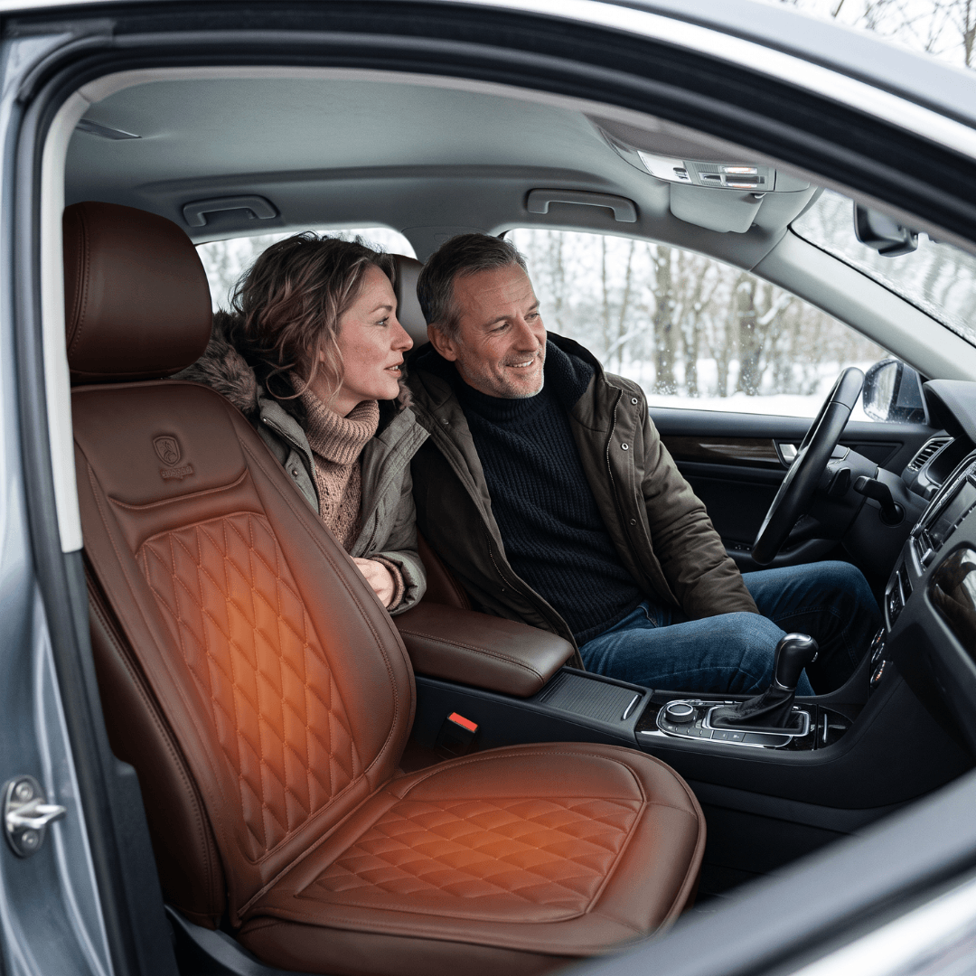 Stel in de auto met verwarmde autostoelhoes in bruin
