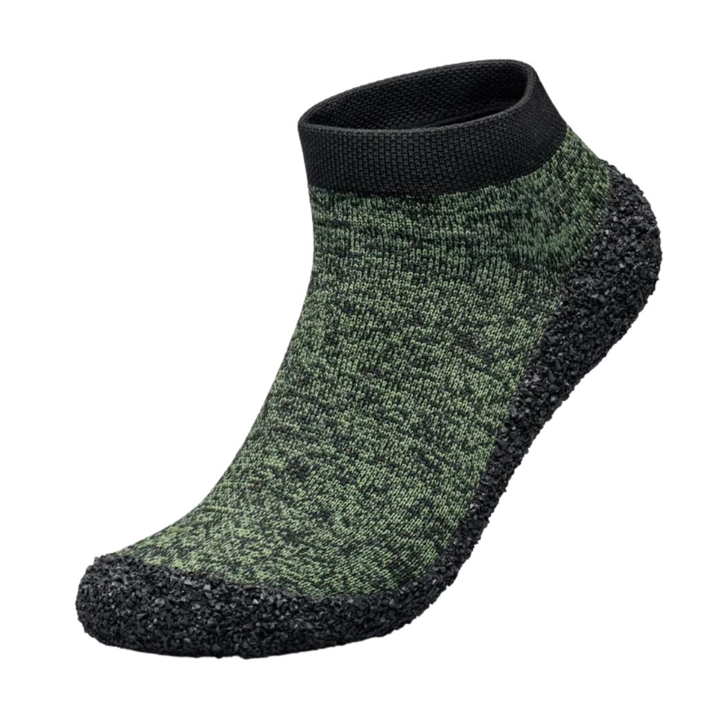 Barefoot schoenen in mosgroen op witte achtergrond
