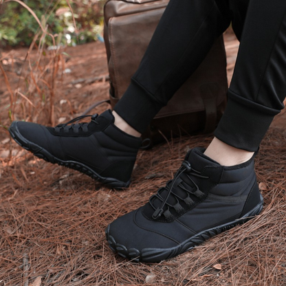 Barefoot schoenen met elastische snelveters tussen herfstbladeren