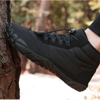 Barefoot schoenen winter tegen een boomstam – teenbescherming en profielzool