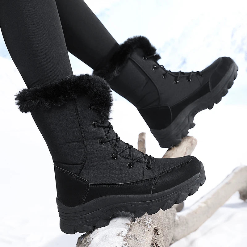Snowboots dames gedragen bij het opstappen op een boomstam