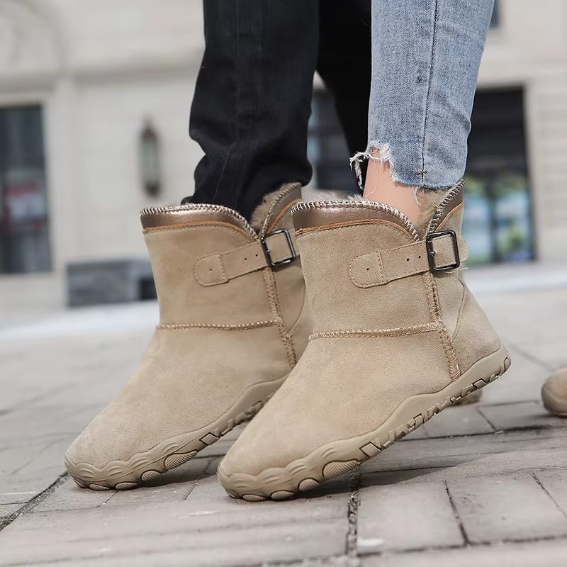 Gevoerde laarzen in zandbeige gedragen op de stoep