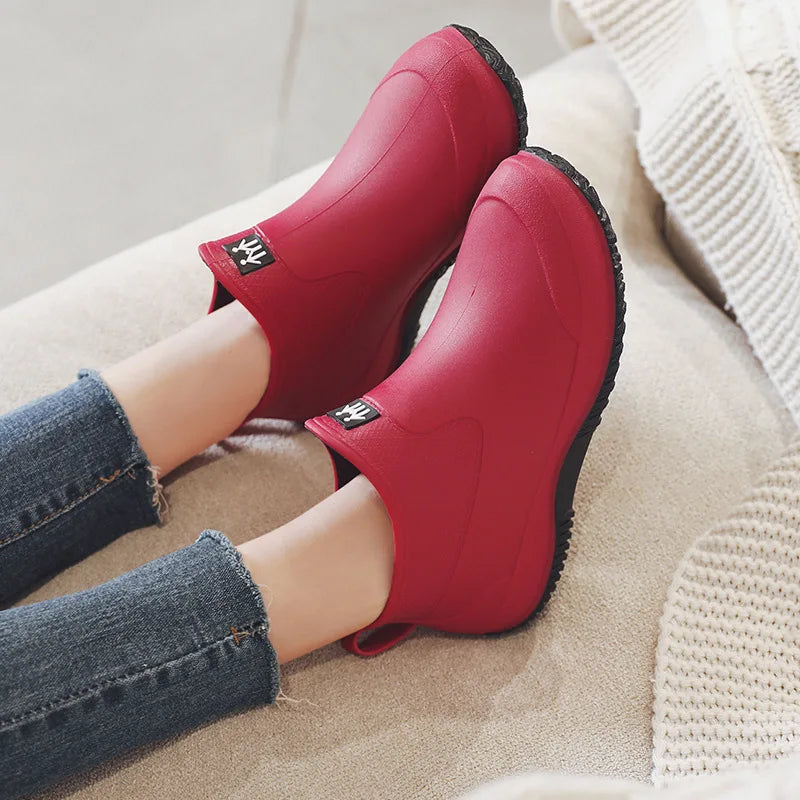 Korte regenlaarzen dames in fuchsia gedragen met jeans