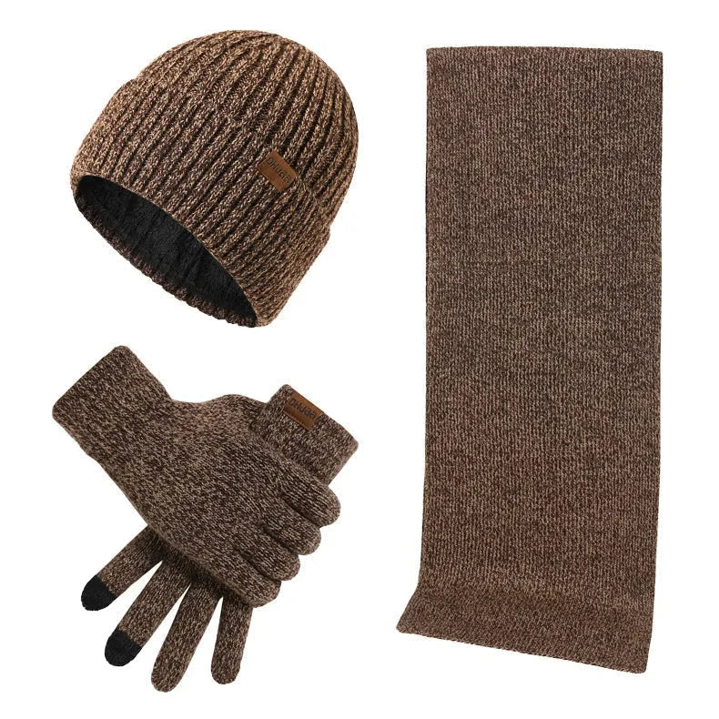 Muts heren set in Bruin met sjaal en handschoenen – op witte achtergrond