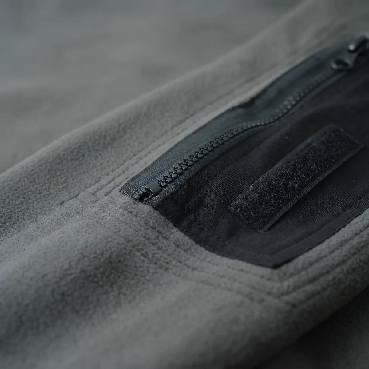 Fleece trui heren – close-up van de ritszak op de mouw