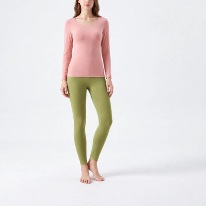 Thermo ondergoed dames Olijfgroen, legging – op model op lichte achtergrond