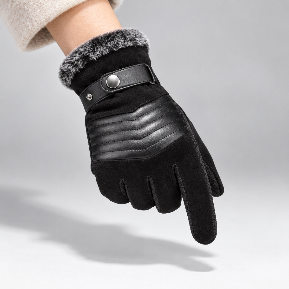 Handschoenen heren in zwart met bontrand – gedragen, handrug met gestikt inzetstuk