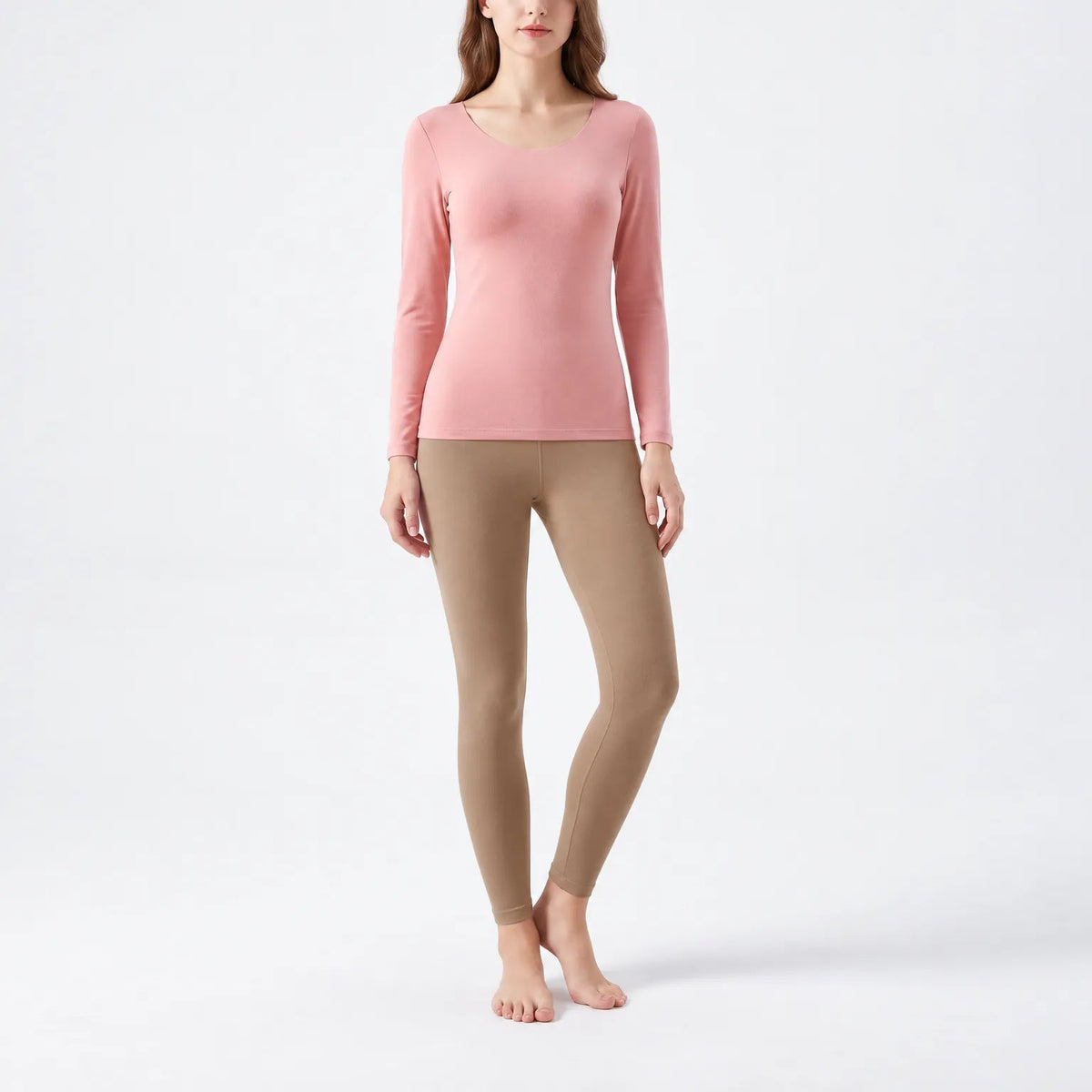 Thermo ondergoed dames Lichtbruin, legging – op model op lichte achtergrond