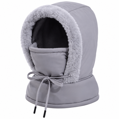 Balaclava winter in lichtgrijs met pluche rand en gezichtsbescherming, koord gestrikt bij de hals – productfoto op wit