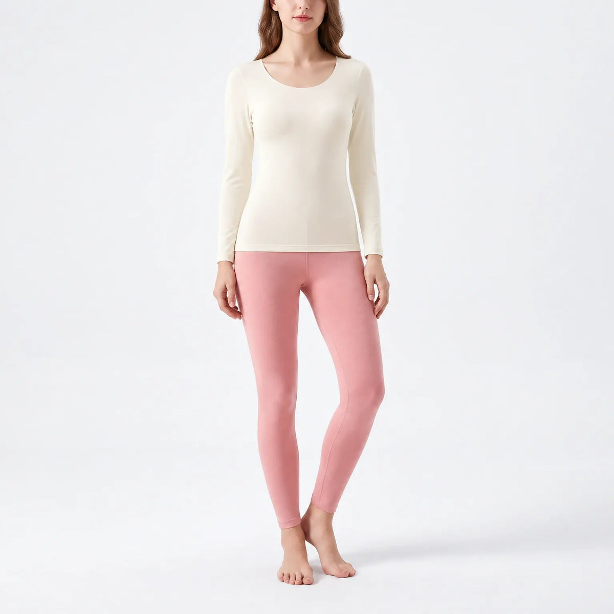 Thermo ondergoed dames Crèmewit, shirt – op model op lichte achtergrond