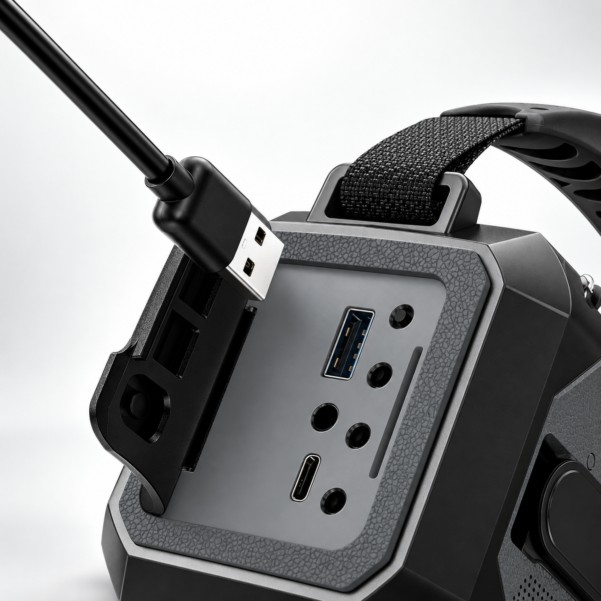 Noodradio close-up van de USB-aansluitingen aan de zijkant