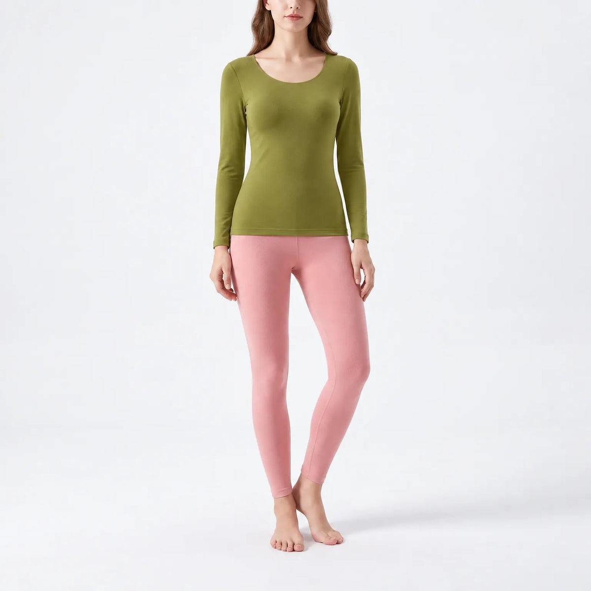 Thermo ondergoed dames Olijfgroen, shirt – op model op lichte achtergrond