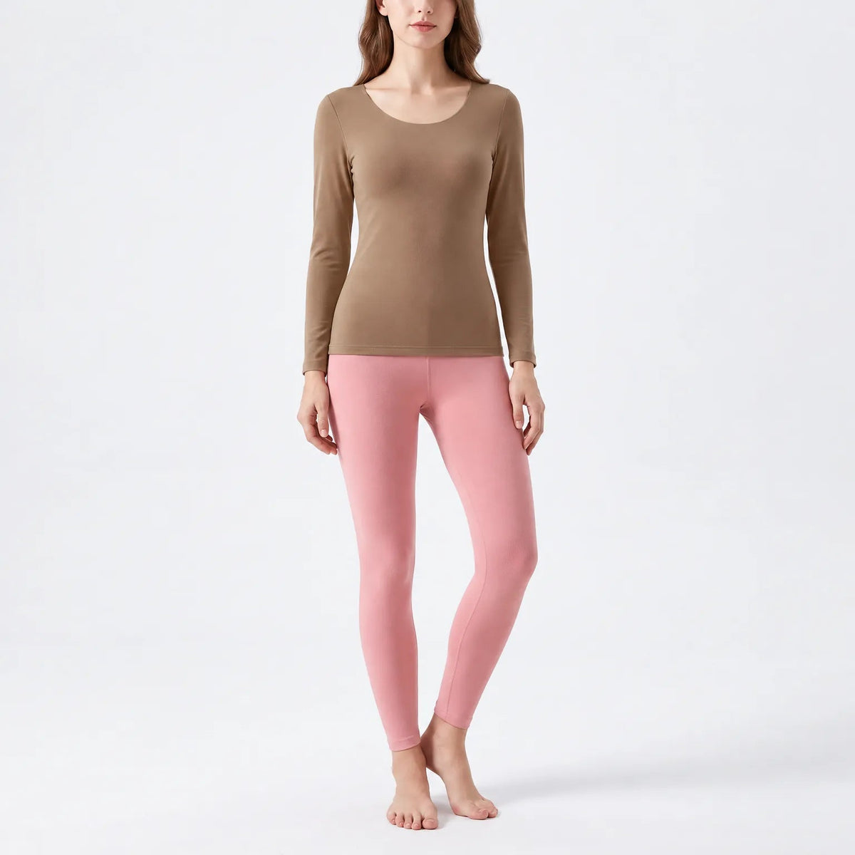 Thermo ondergoed dames Lichtbruin, shirt – op model op lichte achtergrond