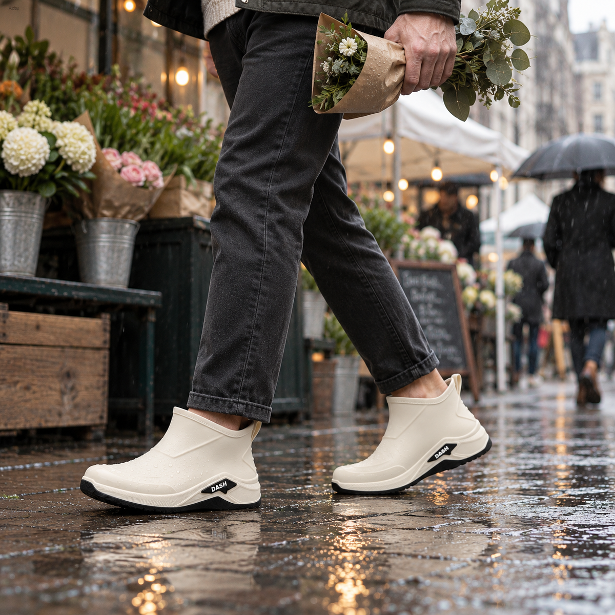 Korte regenlaarzen heren in beige gedragen met een bos bloemen in de regen