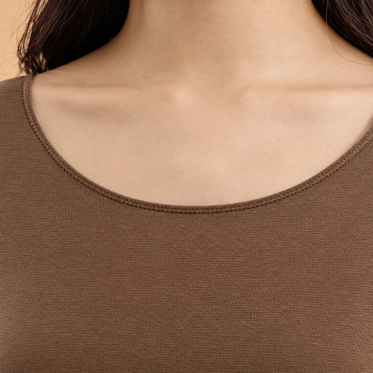Thermo ondergoed dames – close-up van de ronde hals met fijne stiknaad