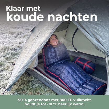Donzen slaapzak met 90 % ganzendons in de tent op een berijpte wei