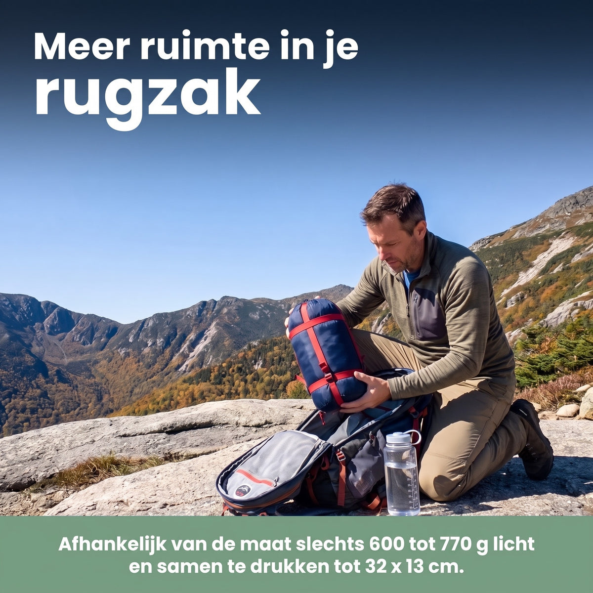 Slaapzak in compressiezak wordt in de rugzak gestopt