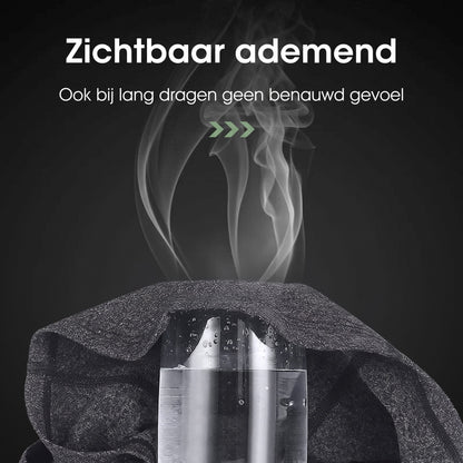 Balaclava stof over een glas heet water – stoom komt erdoorheen, zichtbaar ademend