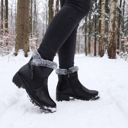 Winterlaarzen dames in zwart met pluche rand tijdens een wandeling in het besneeuwde bos