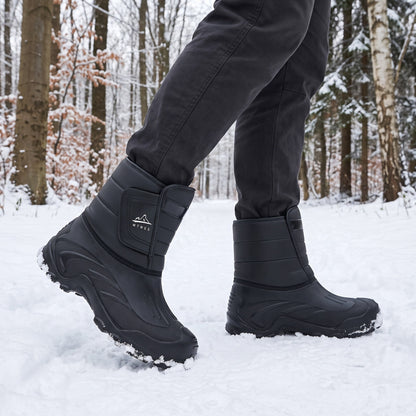 Snowboots heren in zwart tijdens een wandeling over een besneeuwd bospad