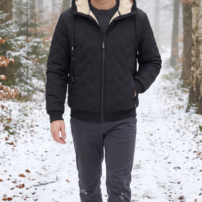 Winterjas heren in zwart met capuchon, gedragen tijdens een wandeling in het besneeuwde bos