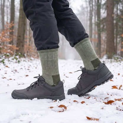 Wollen sokken met 50 % wol tijdens een wandeling over een besneeuwd bospad