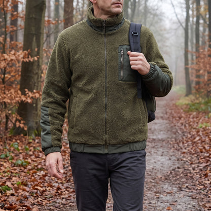 Fleece vest heren van teddy fleece in olijfgroen, gedragen op een herfstig bospad