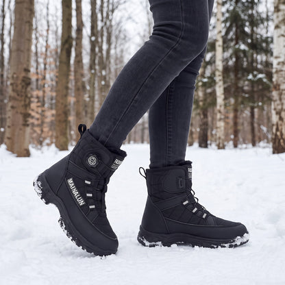 Snowboots dames in zwart tijdens een wandeling in een besneeuwd bos