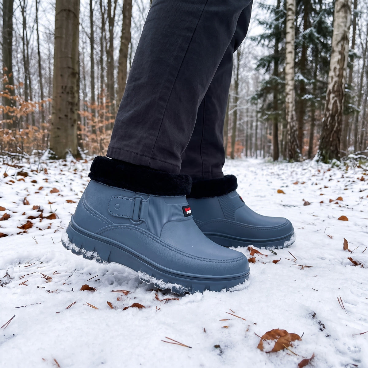 Winterschoenen gevoerd, in blauwgrijs, gedragen op een besneeuwd bospad