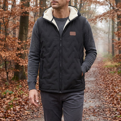 Bodywarmer heren in zwart, gedragen tijdens een wandeling in een herfstig beukenbos