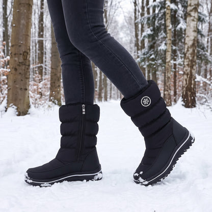 Snowboots dames in zwart tijdens een wandeling door een besneeuwd bos