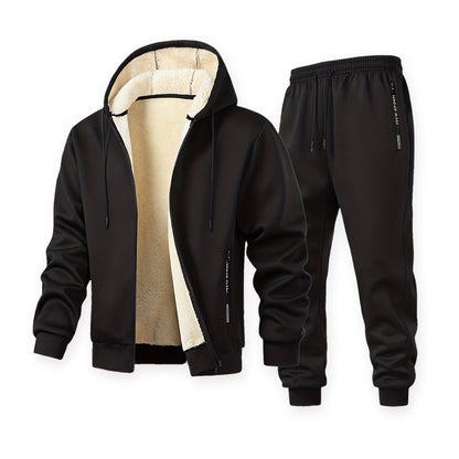 Trainingspak heren in zwart: capuchonvest met pluche voering en broek op witte achtergrond