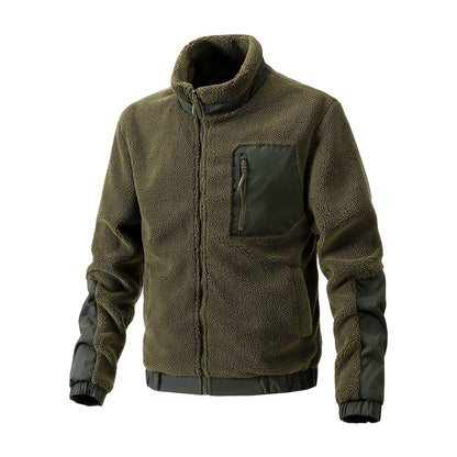Fleece vest heren in olijfgroen met opstaande kraag en borstzak met rits, op witte achtergrond