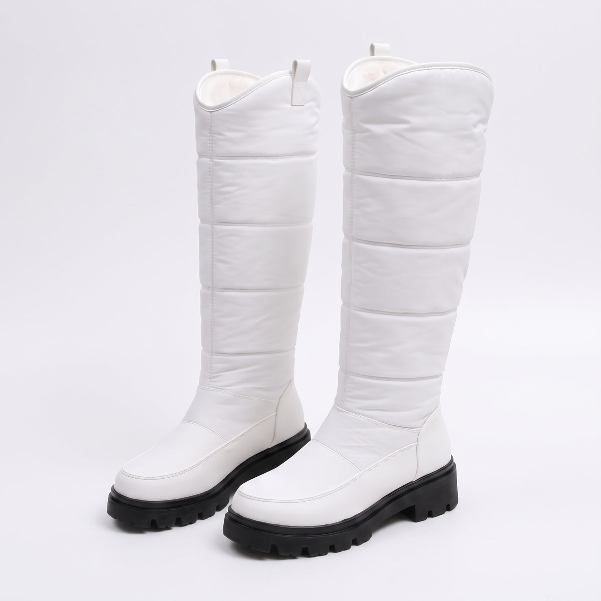Snowboots dames in wit met gewatteerde schacht en zwarte profielzool op witte achtergrond
