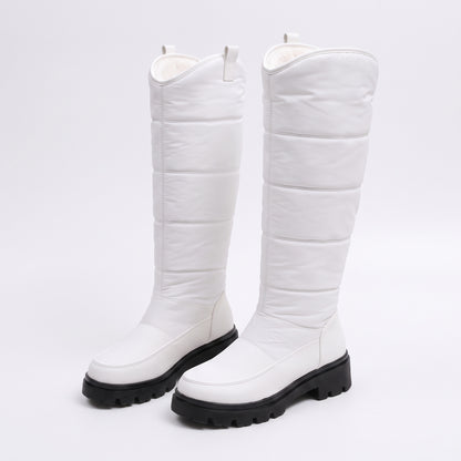 Snowboots dames in wit met gewatteerde schacht en zwarte profielzool op witte achtergrond