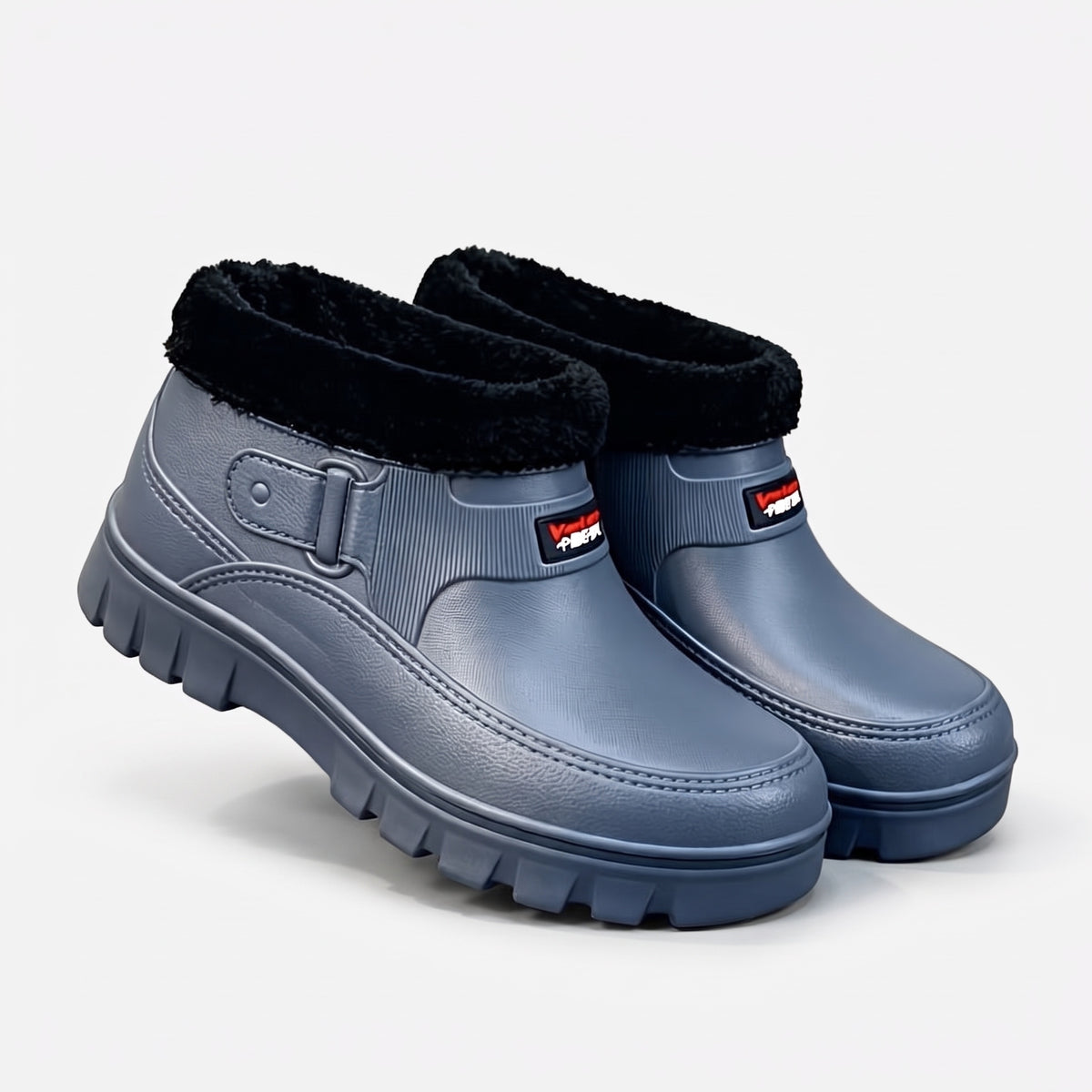 Winterschoenen in blauwgrijs met pluche kraag, op witte achtergrond