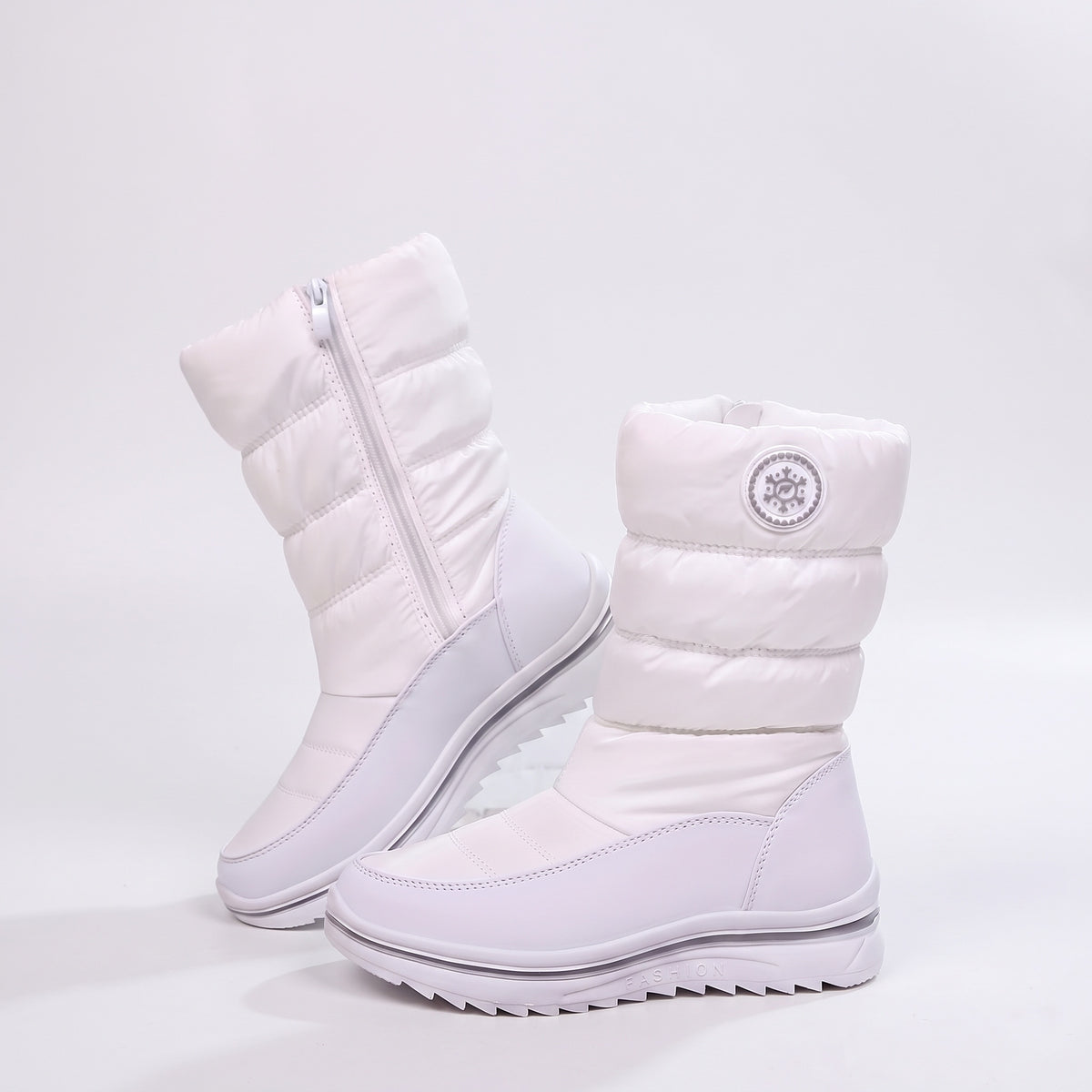Snowboots dames in wit met doorgestikte schacht en profielzool op witte achtergrond