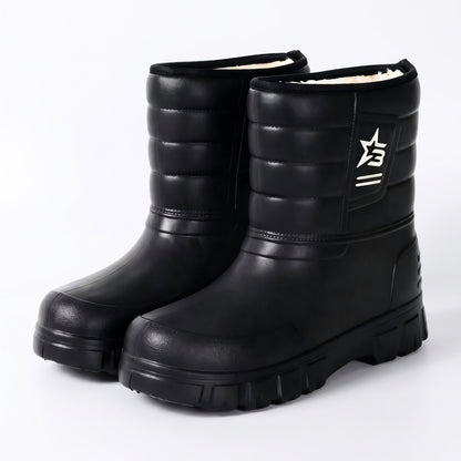 Snowboots heren zwart, gevoerde instaplaarzen op witte achtergrond