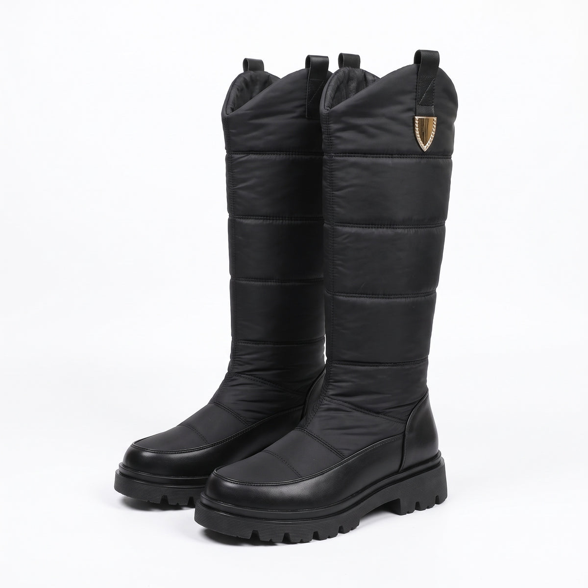 Snowboots dames zwart, hoge gewatteerde schacht met sierclip en profielzool, op witte achtergrond