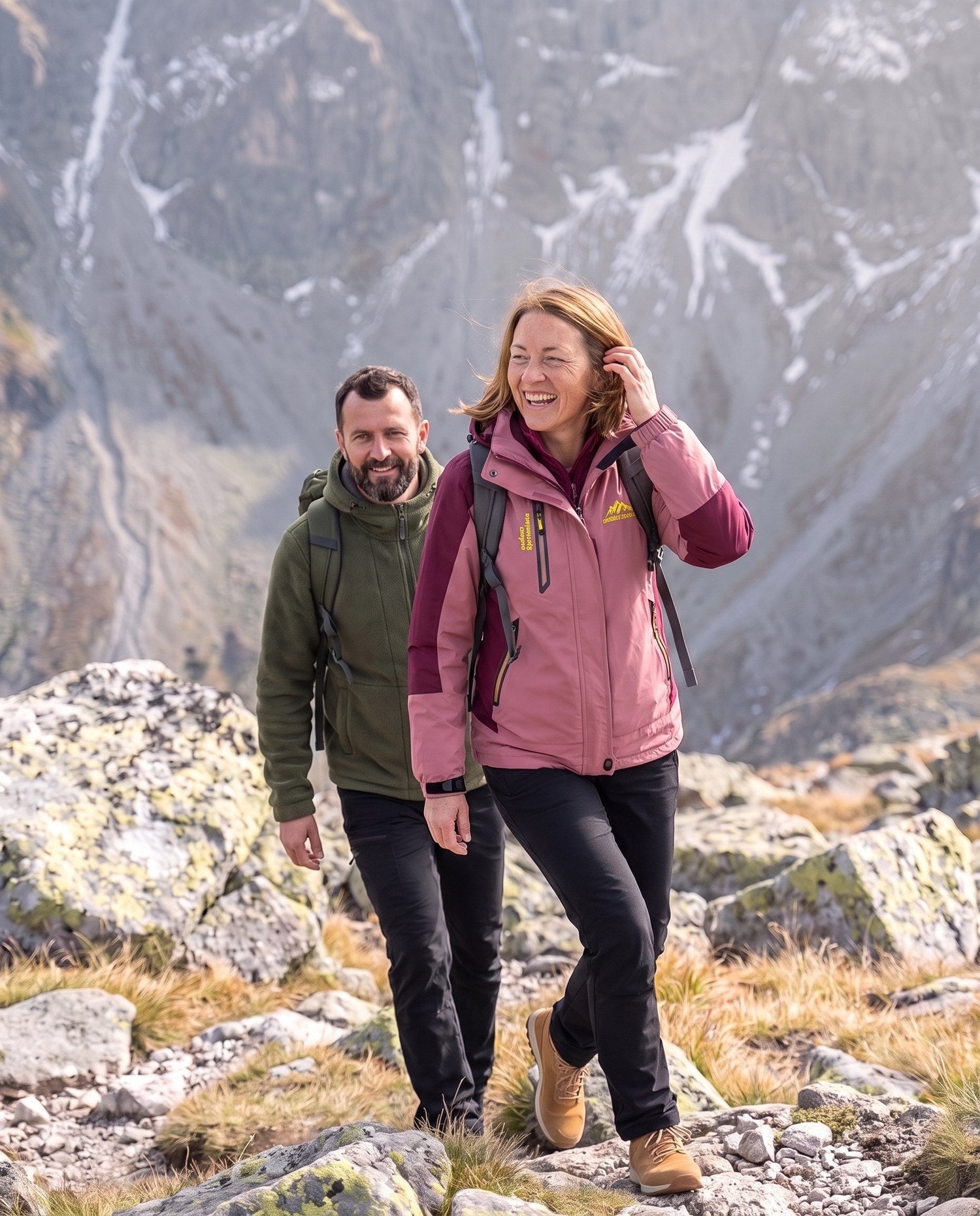 Twee wandelaars lachend op een bergpad